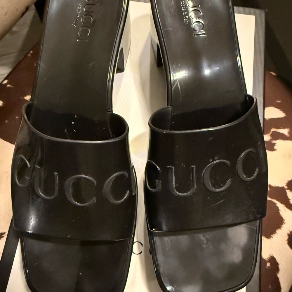Gucci slides black size 8 great condition in box